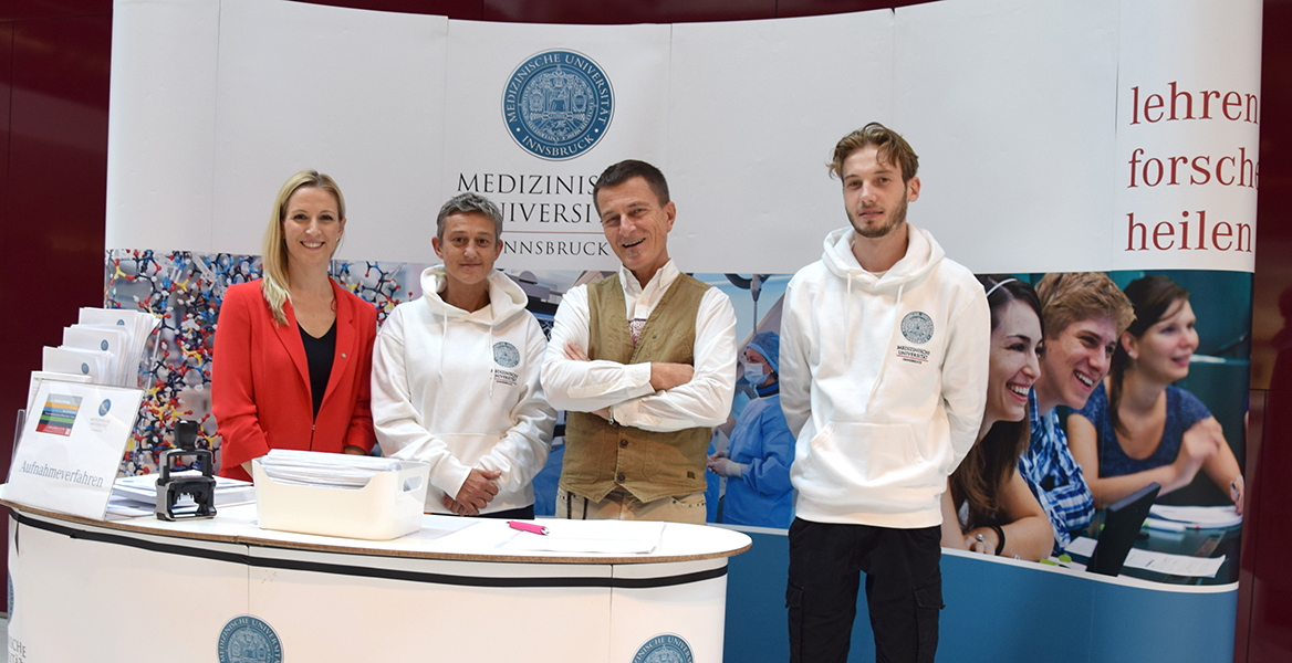 Simona Gurtner, Referentin für Eventmanagement, Brigitte Slavitz von der Abteilung für Lehr- und Studienorganisation, Vizerektor Peter Loidl und Helfer Nils Heidegger