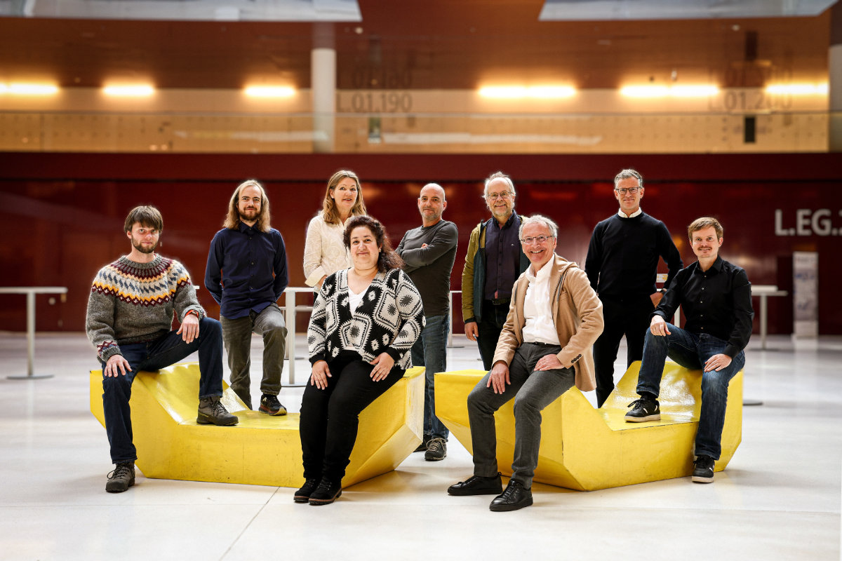 v.l.: Valentin Marteau (sitzend), Alexander Kirchmair, Anne Krogsdam, Niloofar Nemati (sitzend), Dietmar Rieder, Sieghart Sopper, Zlatko Trajanoski (sitzend), Dominik Wolf, Stefan Salcher (sitzend) © MUI/Bullock