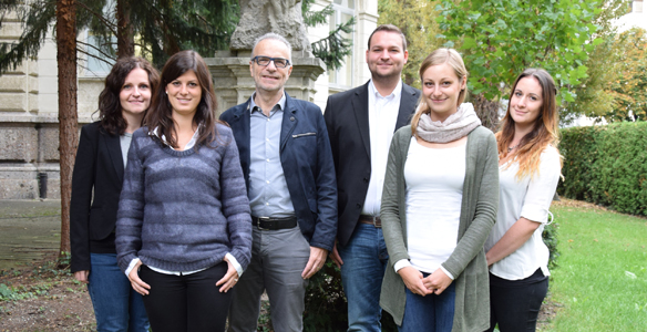Das HBP-Team bekommt zwei weitere KollegInnen. Bisher arbeiteten in Innsbruck Elisabeth Wintersteller, Theresa Raß, Alois Saria, Manuel Gran, Viktoria Tipotsch, Lisa-Marie Leichter (v. li. n. re), sowie Tina Kokan (nicht im Bild). Foto: MUI.