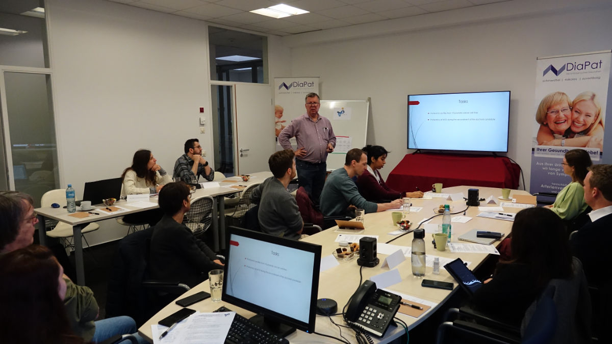 Zoran Culig hält einen Vortrag in einem Seminarraum beim Kick-off-Event von PROMOTE in Hannover.