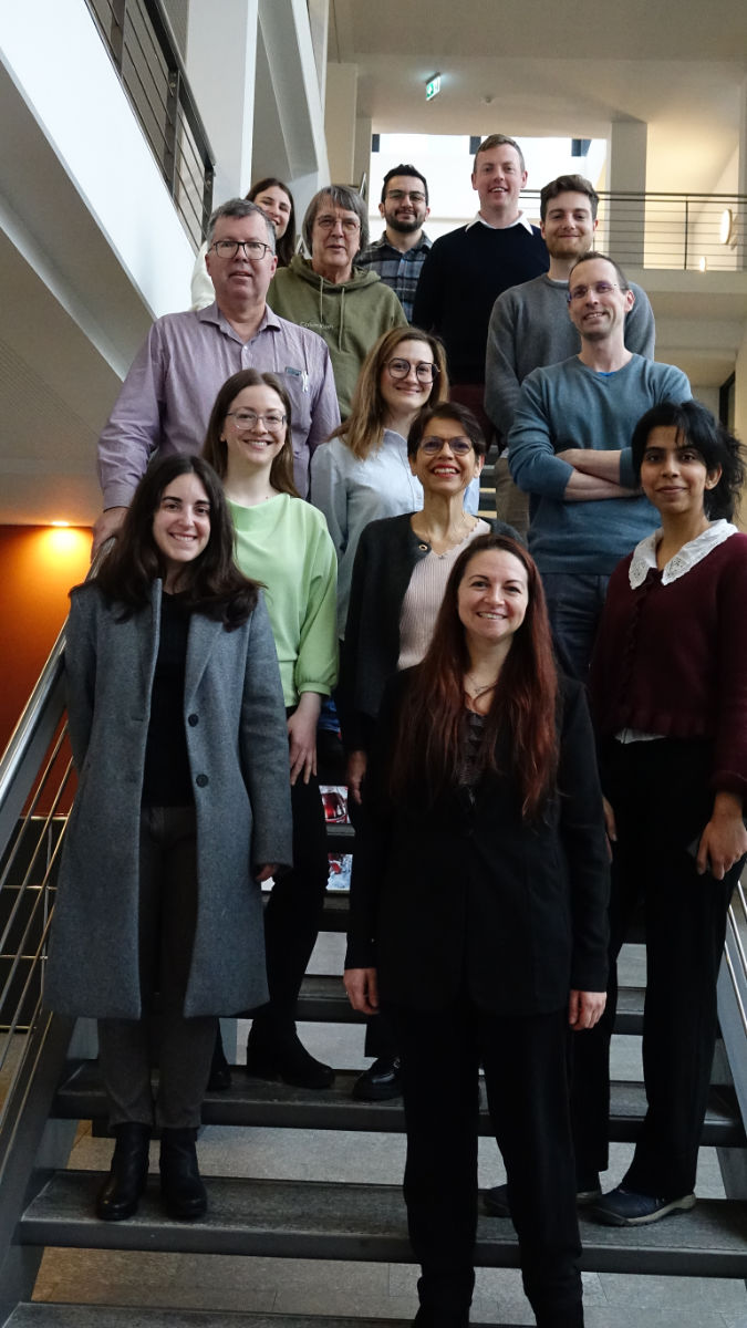 Gruppenfoto der Mitglieder des PROMOTE-Konsortiums auf einer Stiege während des Kick-off-Meetings.