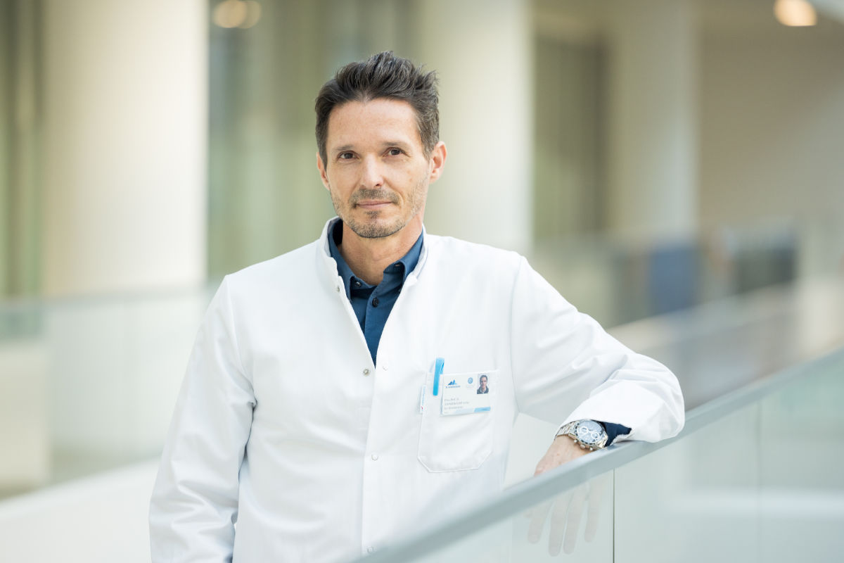 Stefan Schneeberger in weißem Arztkittel.