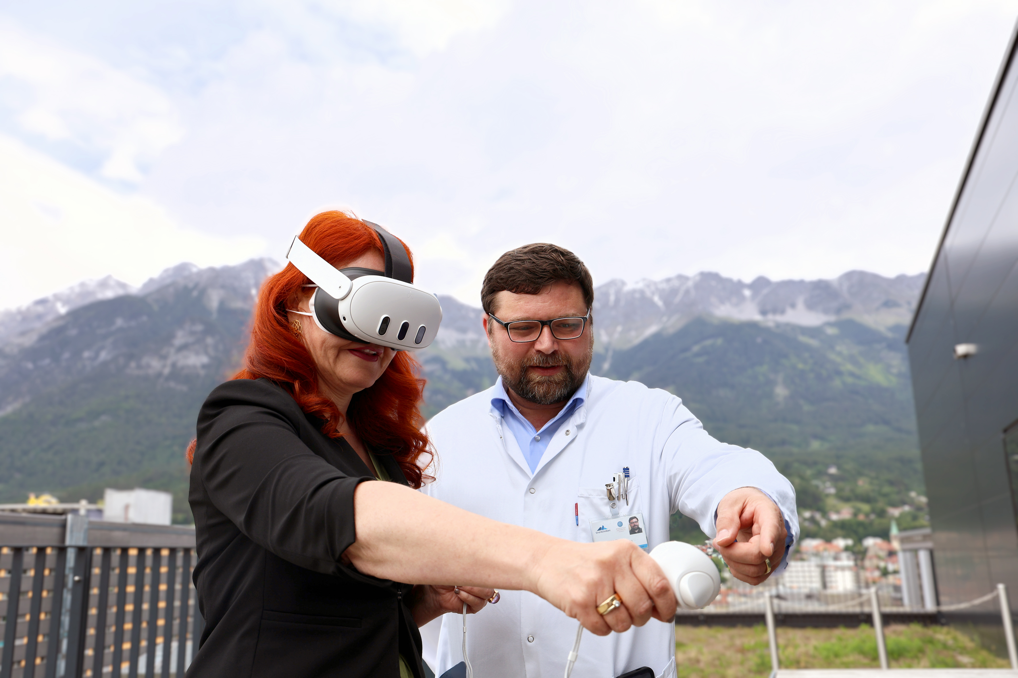 Johannes Pallua erklärt LRin Cornelia Hagele die Virtual Reality Expedition.
