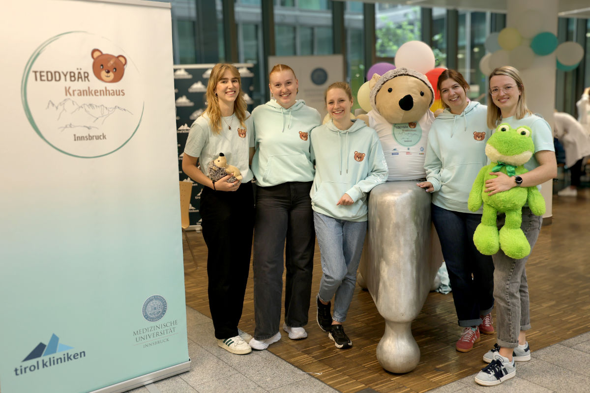 Die Organisatorinnen des Teddybärkrankenhauses Jana Kurnik, Anna-Sophia Reitter, Alissa Jenney, Katharina Eidher, und Claudia Hawlitzky lächeln mit Kuscheltieren im Arm für ein Foto in die Kamera.