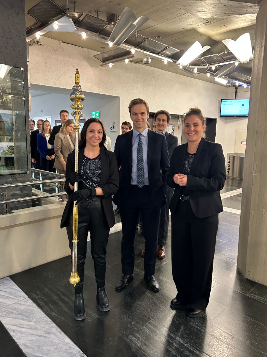 Mitarbeiterinnen der Abteilung Studierendenservices führen die Absolvent:innen in den Festsaal