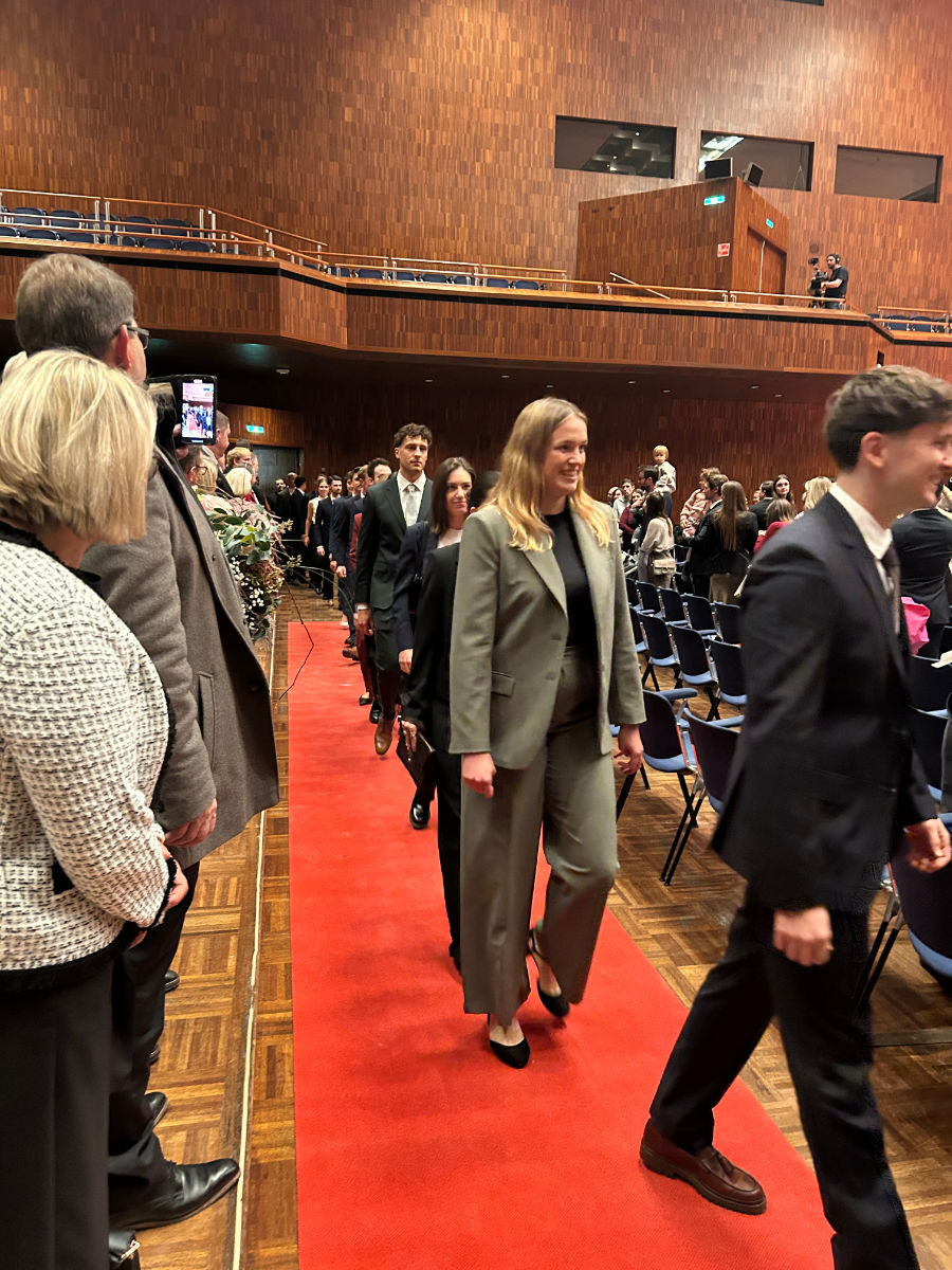 Roter Teppich für die Absolvent:innen
