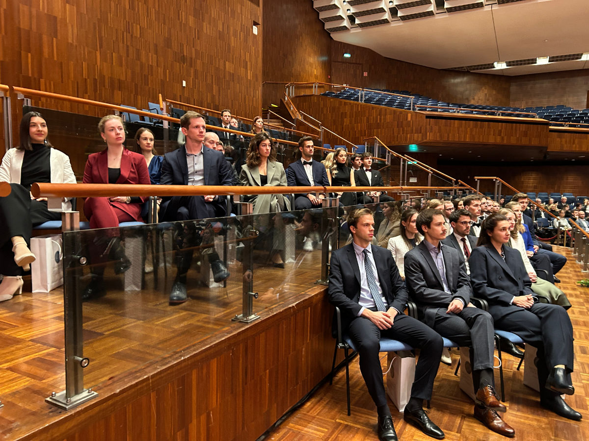 Die Absolvent:innen der Humanmedizin bei der Verlesung der Eidesformel 