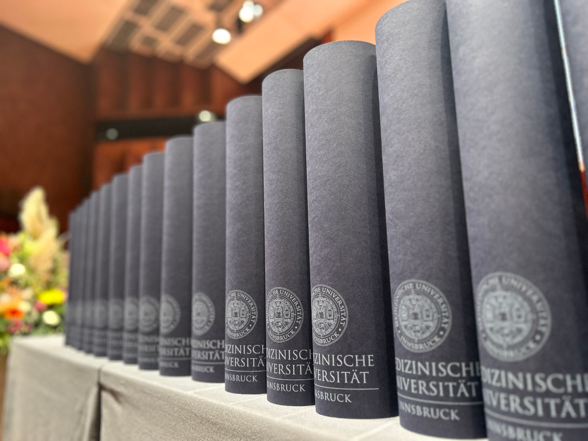 77 Diplome und Urkunden wurden überreicht