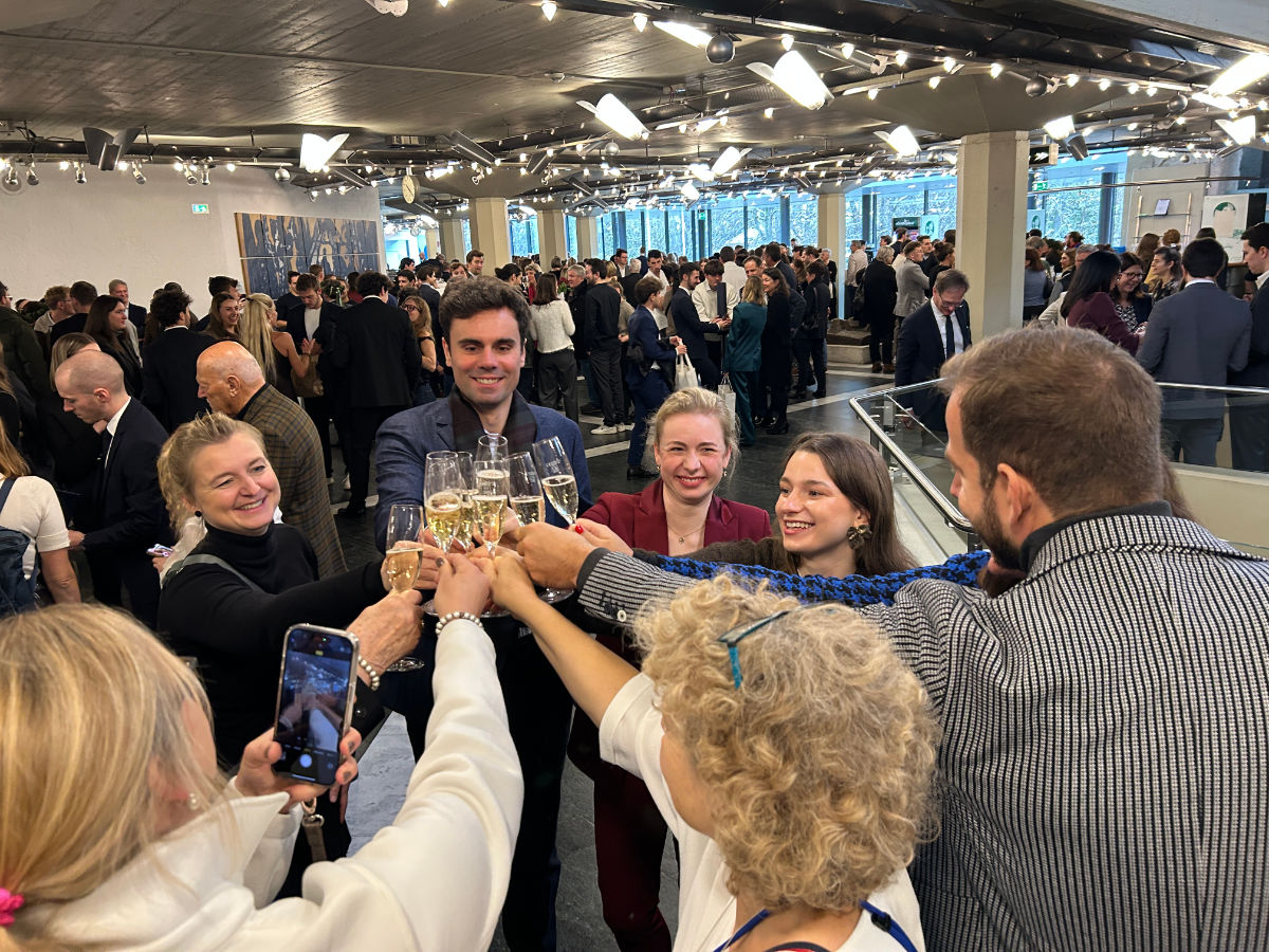 Freund:innen und Familie freuen sich mit den Absolvent:innen