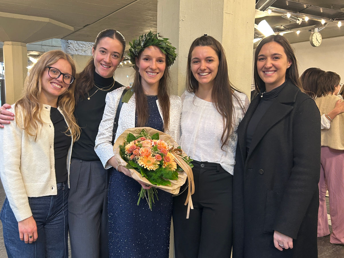 Miriam Costalunga wird von ihren Freundinnen gefeiert