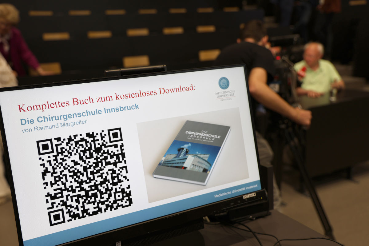 auf einem Screen der QR Code zum Buch von Margreiter.