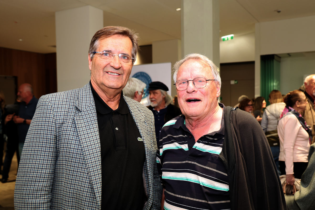 Der Chirurg Königsrainer (l.) und sein Kollege Sattler blicken in die Kamera.