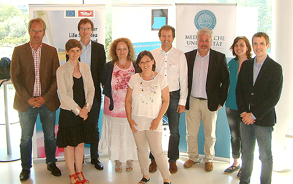Gruppenfoto: Dr. Peter Josten (Servicecenter Forschung, MUI), Bettina Wenko (CAST, Moderation), Dr. Martin Werle (Cyprumed GmbH), Dipl.-Ing.in Agnes Grünerbl (Animys GmbH), DDr.in Petra Stöckl (Standortagentur Tirol), Dr. Holger Bock (früher Ugichem GmbH), Dipl.-Phys. Christian Dorfmüller (HearT GmbH), Dr. Natalia Schiefermeier-Mach (CAST), Johannes Ghetta B.Sc. (WTZ West)