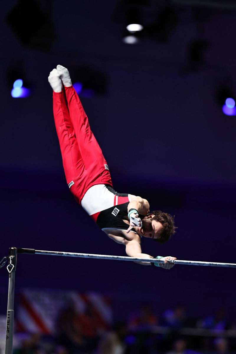 Martin Miggitsch bei einer Übung am Barren