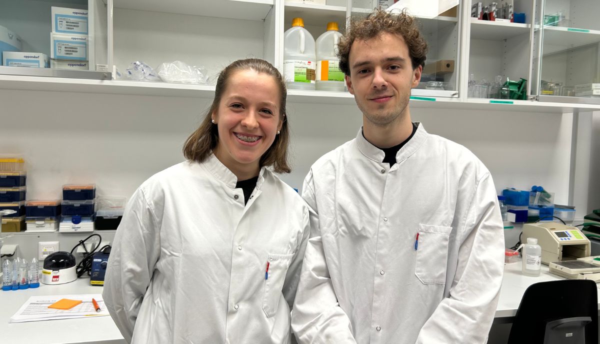 die Studierenden Vorhofer und Bachler in Labormänteln