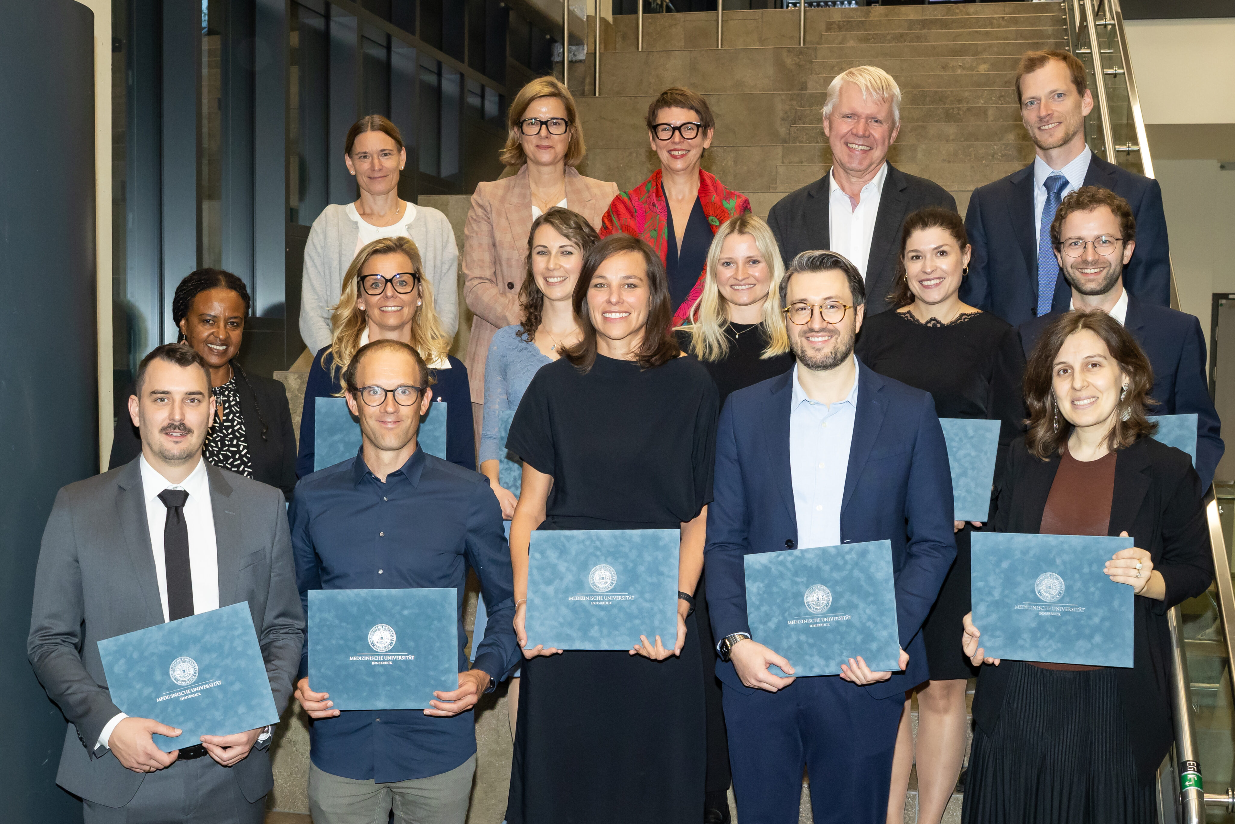 Vorne v.l.: Leo Winter-Pölzl, Josef Fritz, Elisabeth Gasteiger, Ivan Lechner, Elisabetta Indelicato; Mitte v.l.: Wegene Borena, Christine Brunner, Marina Peball, Lena Tschiderer, Christina Tiller, Lukas Lanser; Hinten v.l.: Sabine Ludwig, Bettina Toth, Patrizia Stoitzner, Gert Mayer, Fabian Steinkohl.