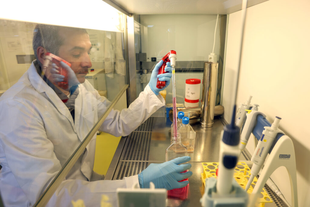 Der Forscher Utku Horzum bei seiner Arbeit im Labor des Instituts für Pathophysiologie.