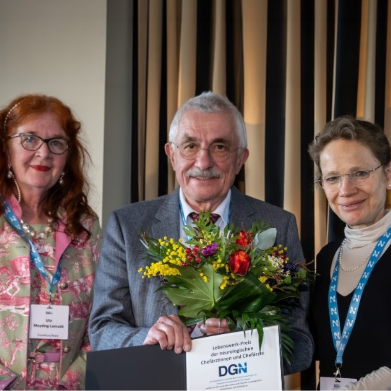 "Erich Schmutzhard mit der Urkunde zum Lebenswerkpreis in Händen"