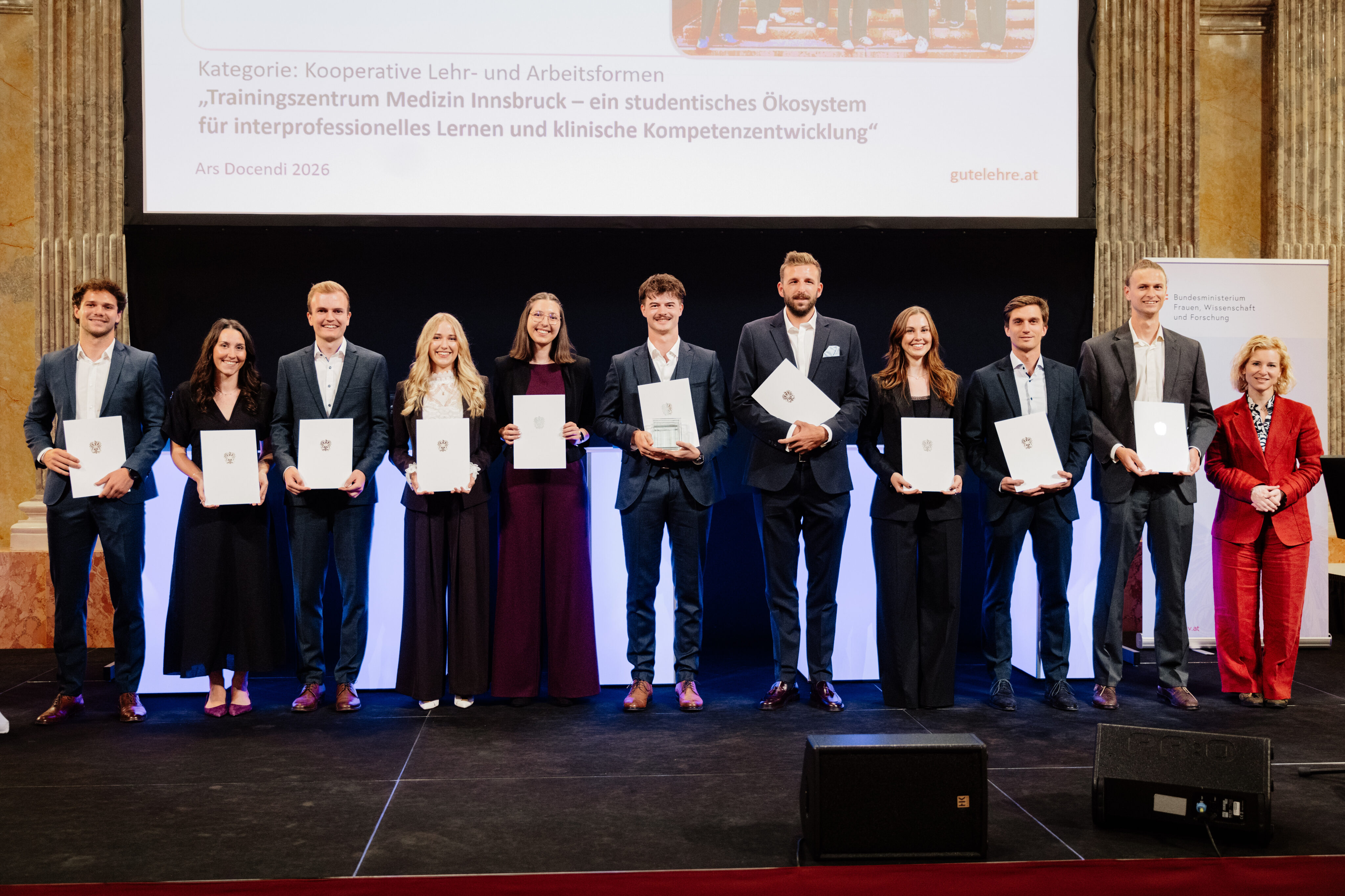 Das Team des ÖH-Trainingszentrums mit Urkunden bei der Preisverleihung mit Bundesministerin Eva-Maria Holzleitner 
