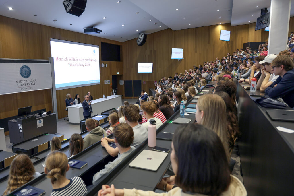 Voller Hörsaal Audimax, ganz vorn spricht Vizerektor Prodinger zu den Studierenden