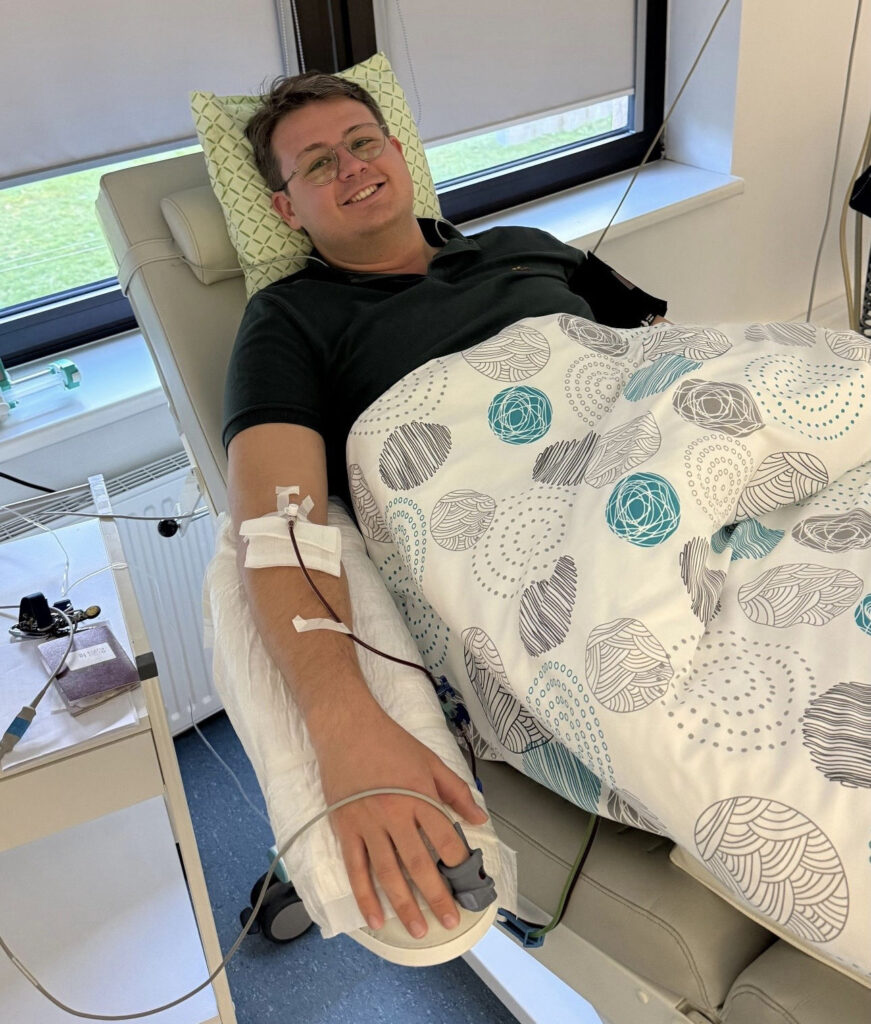 Alexander Wolfschwenger in einem Klinikbett bei der Spende