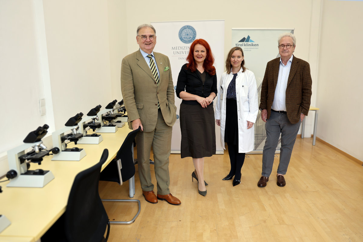 v.l.: Rektor Wolfgang Fleischhacker, Landesrätin Cornelia Hagele, Neuropathologin Adelheid Wöhrer und Christian Haring, Med. GF tirol kliniken. Foto: MUI/Bullock