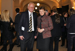 Bürgermeisterin Mag. Oppitz-Plörer und Prof. Raimund Margreiter im Anschluss an die Veranstaltung